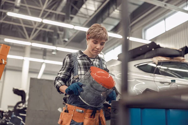 Mecánico serio parado en un taller de reparación — Foto de Stock