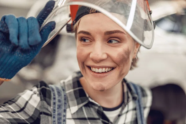 Χαρούμενη ελκυστική κοπέλα που φοράει κράνος ασφαλείας — Φωτογραφία Αρχείου