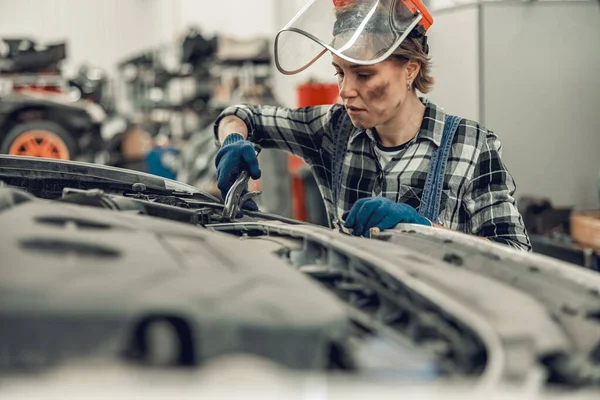 Técnico experimentado reparando un coche en un taller — Foto de Stock