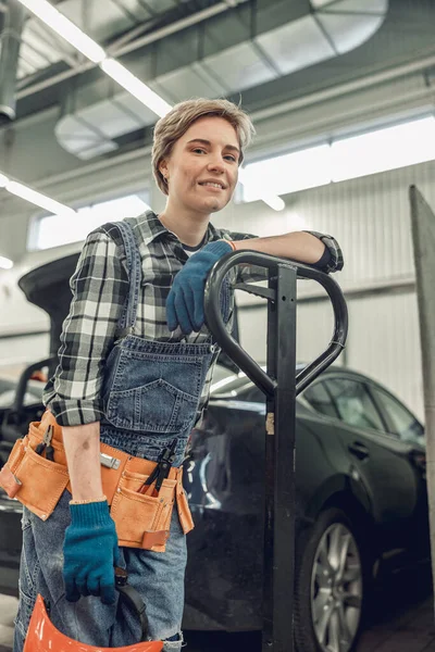 Meisje met een helm in haar hand — Stockfoto