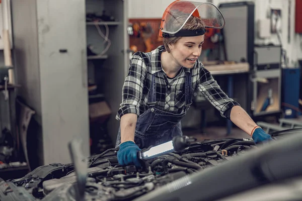 Trabajadora agradable arreglando un coche de pasajeros — Foto de Stock