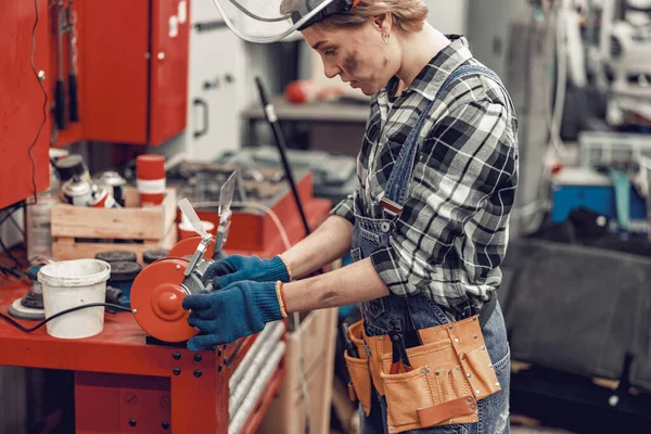 Serieuze technicus werkt in een reparatiewerkplaats — Stockfoto