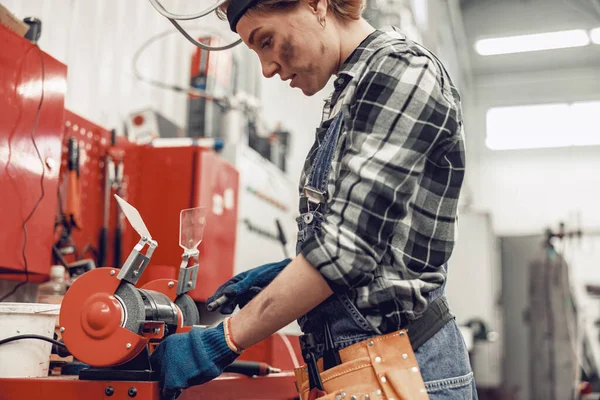 Kvinna i hjälm som håller i en bult — Stockfoto