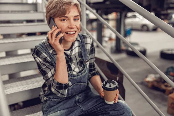 Car mechanic calling on the mobile phone — Stock Photo, Image