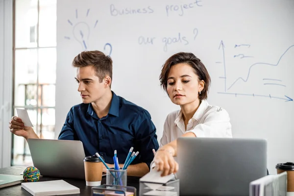 Los empresarios trabajan juntos en una oficina moderna — Foto de Stock