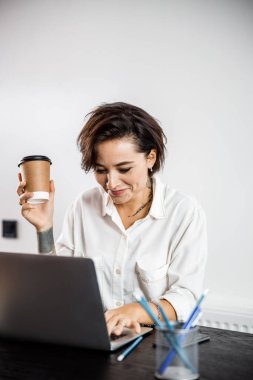 Mutlu güzel bayan bilgisayarla çalışıyor.