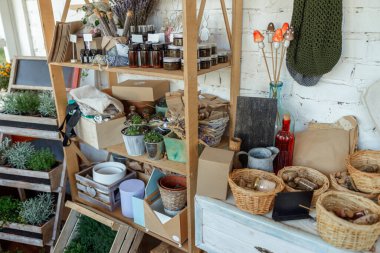 Kurutulmuş bitkilerle dolu cam şişeler ve kavanozlar.