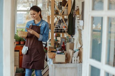 Odaklanmış çiçekçi küçük bir şişeye bakıyor.
