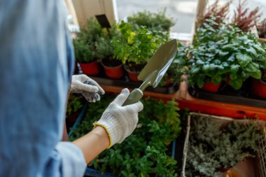 Paslanmaz çelik elli bir kadın.