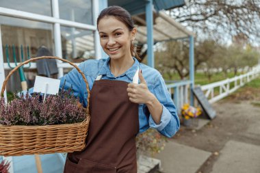 Sevimli, enerjik, genç bir çiçekçi.