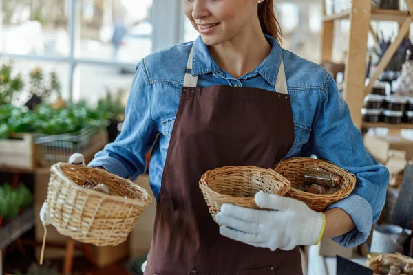 Fille aux cheveux bruns debout dans un magasin de fleurs — Photo