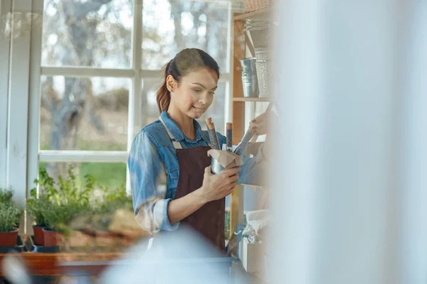 Mujer joven seria sosteniendo botellas pequeñas de corcho — Foto de Stock