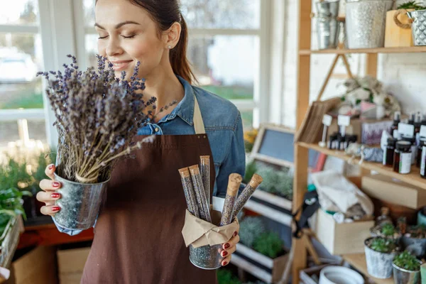 Horticultor profissional apreciando o aroma de flores silvestres — Fotografia de Stock