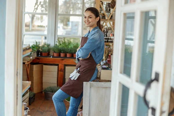 Feliz florista femenina caucásica sonriendo en el trabajo — Foto de Stock