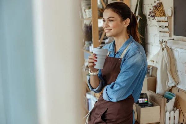 Mujer tomando un café en el trabajo — Foto de Stock