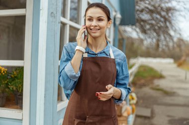 İş elbiseli kız aletini kullanıyor.