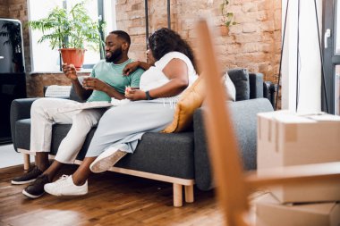 Lezzetli yemek stoku fotoğraflarıyla rahatlayan iki genç insan.
