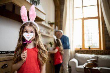 Zencefilli tavşan burunlu komik kız.