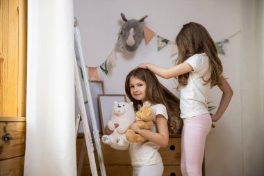 Küçük detaylarla kız kardeşler arasındaki arkadaşlık.