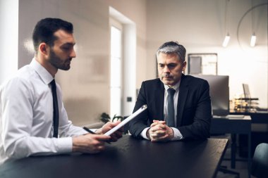 Genç patron ofiste sorular soruyor.