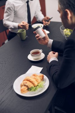 Ofis çalışanı şişedeki şekerin inceliği hakkında bilgi okuyor.
