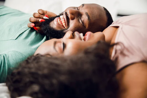 Happy faces of cheerful couple stock fotky — Stock fotografie