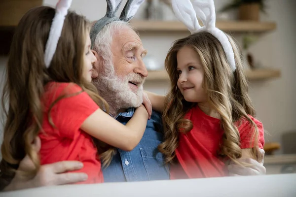 Felice di essere con i nipoti in vacanza stock foto — Foto Stock