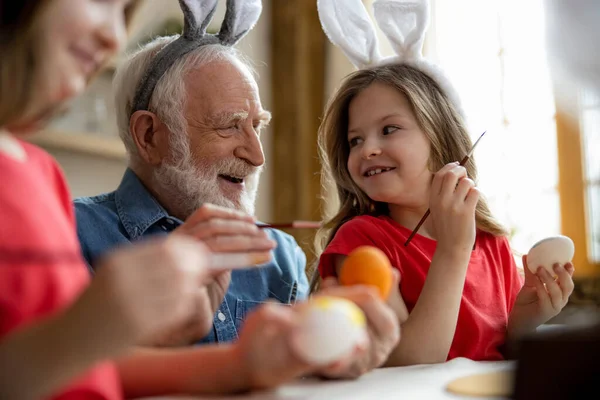 Radostný starý muž smích s vnučkami stock fotky — Stock fotografie
