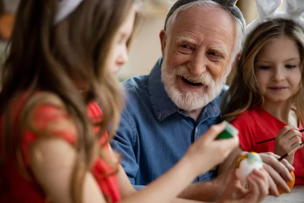 Grand-père excité regardant sa petite-fille photo de stock — Photo