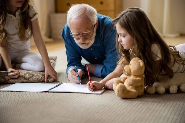 Família de três desenho em esboço livro de fotos stock — Fotografia de Stock