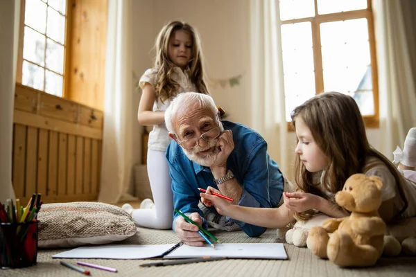 Starszy mężczyzna dobrze się bawi ze zdjęciami rodzinnymi — Zdjęcie stockowe