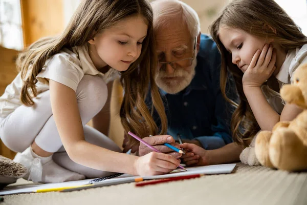 Crianças calmas desenho em casa com vovô foto stock — Fotografia de Stock