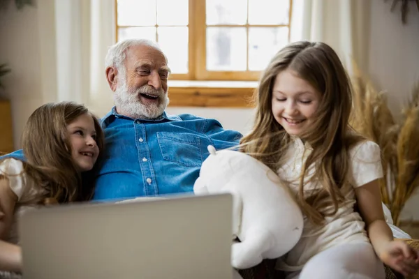 Família positiva com brinquedos e laptop foto stock — Fotografia de Stock