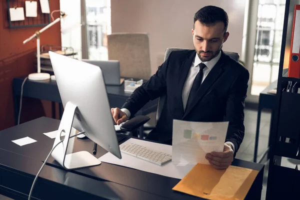 Seriös ung kontorist som arbetar på sitt kontor — Stockfoto