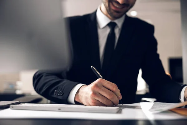 Foto recortada de hombres de negocios firmando papeles en el interior —  Fotos de Stock