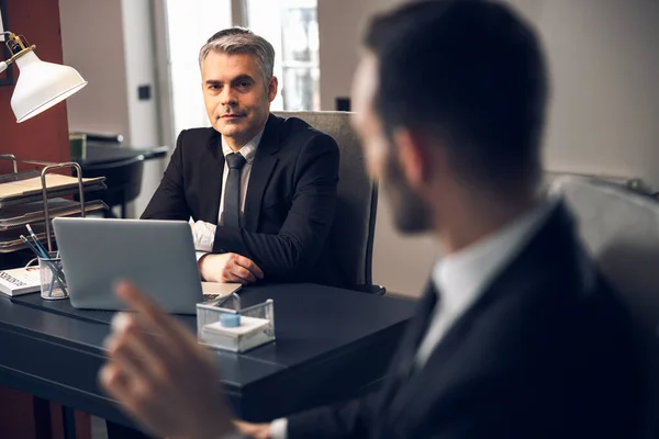 Bearded man in suit having chat with office worker indoors — Stock Photo, Image