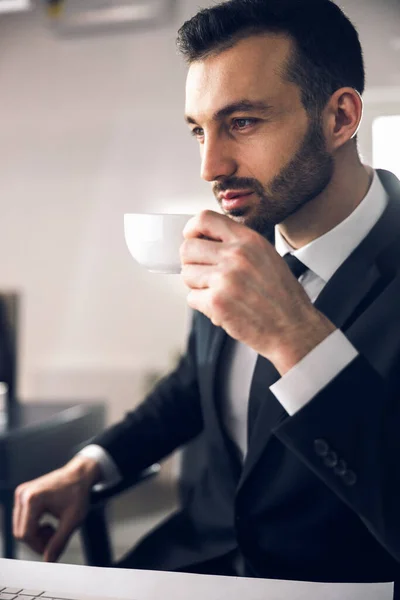 Blanke ontspannen man die koffie drinkt op het werk op kantoor — Stockfoto