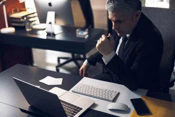 Mature businessman in suit working at computer indoors — Stock Photo, Image