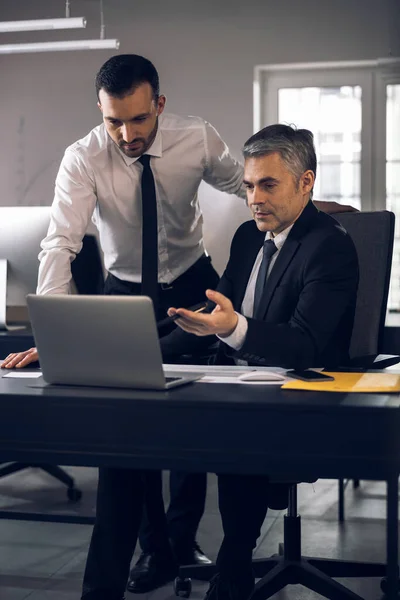 Caucásico guapos hombres discutiendo sus tareas en la oficina — Foto de Stock