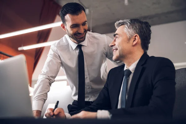 Běloch šťastný muž mluví se svým šéfem v úřadu — Stock fotografie