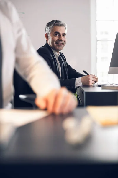 Hermoso trabajador de oficina madura sonriendo en la oficina — Foto de Stock