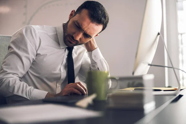 Barbudo caucásico hombre resolver tareas en oficina — Foto de Stock