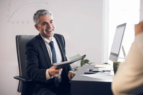 Dojrzały szczęśliwy mężczyzna w garniturze pracuje w biurze — Zdjęcie stockowe