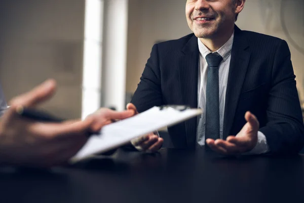 Photo recadrée de collègues masculins discutant de leurs plans à l'intérieur — Photo