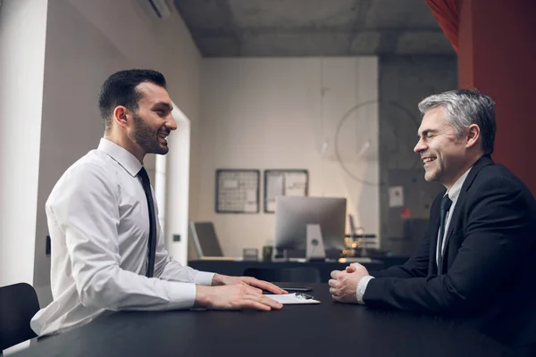 Caucásico feliz hombres de negocios hablando entre sí —  Fotos de Stock