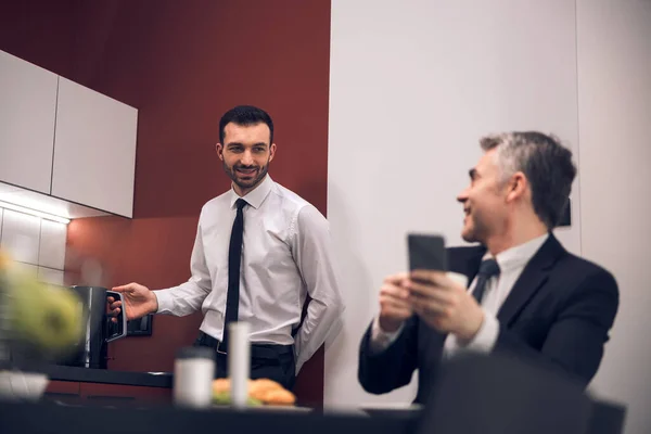 Office workers talking to each other in the kitchen — Stock Photo, Image