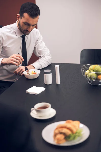 직장에서 점심을 먹고 있는 백인 청년 — 스톡 사진