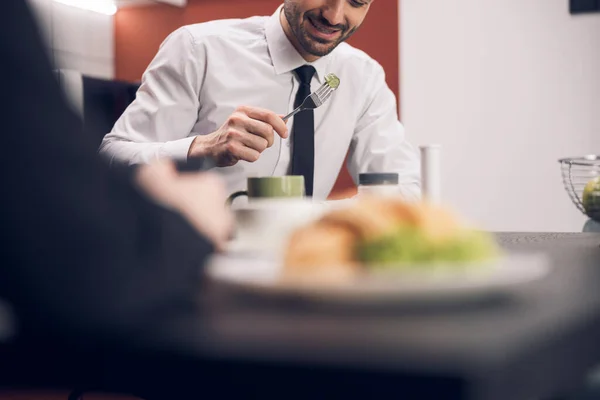 Кавказький офісний працівник обідає в офісі — стокове фото