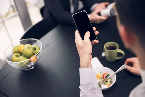 Foto recortada de mano masculina con teléfono móvil — Foto de Stock