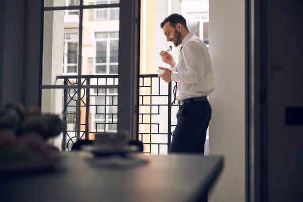 Joven disfrutando de su comida a la hora del almuerzo en el balcón en la oficina — Foto de Stock